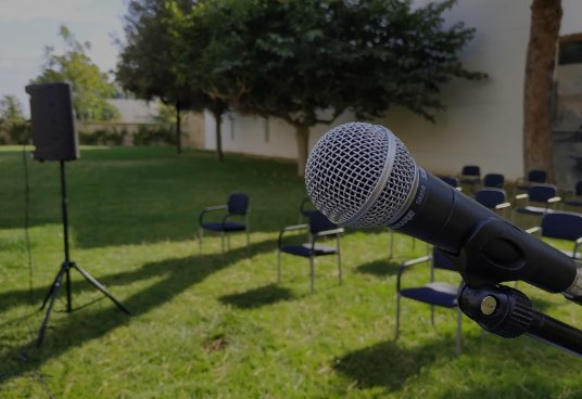 Micrófono, altavoces y otro equipo de sonido alquilado instalado durante un evento en el exterior